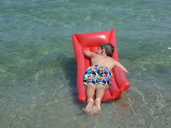 10 Raisons pour lesquelles un matelas flottant transformera votre été en une expérience inoubliable