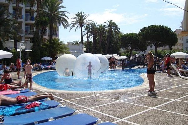 10 Jeux d'eau incontournables pour animer votre piscine cet été