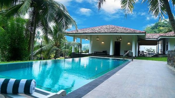 Concevez votre oasis : idées et astuces pour intégrer un espace détente autour de votre piscine