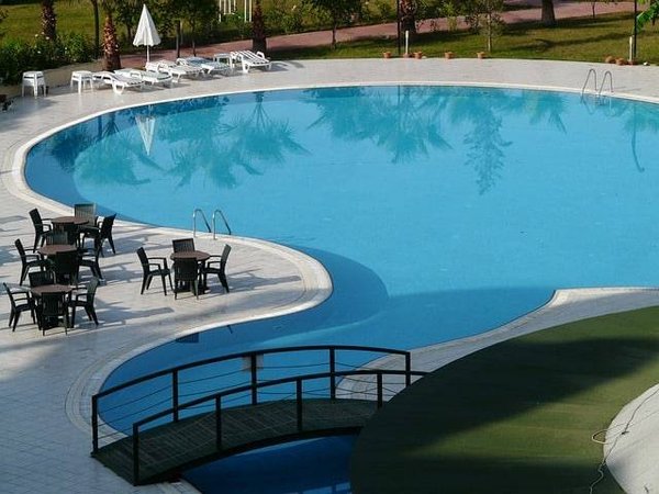 Aménagement extérieur: Comment choisir le meilleur voile d'ombrage pour votre piscine ?
