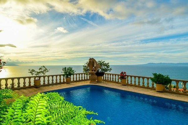 Comment obtenir une eau limpide dans votre piscine : conseils pratiques et solutions durables