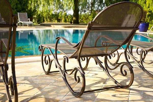 Aménagez votre espace aquatique : les must-have en meuble pour piscine