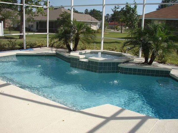 Découvrez les avantages d'une piscine avec spa intégré pour une détente ultime dans votre jardin