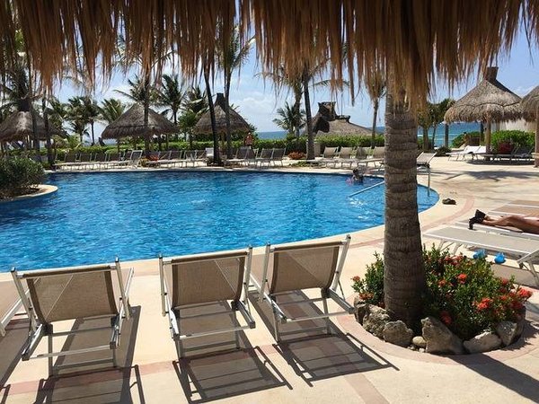Aménagez votre espace extérieur : les secrets d'une piscine moderne avec plage intégrée